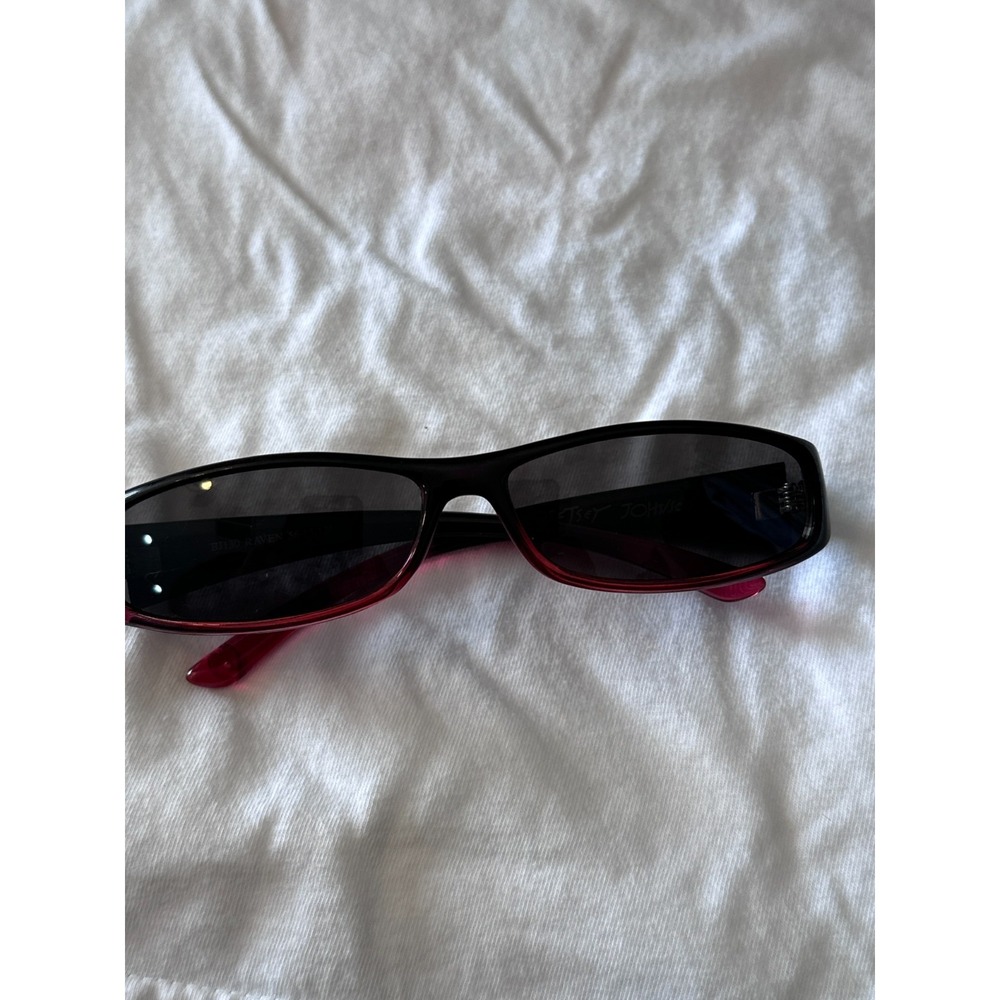Betsey Johnson Raven Sunglasses Womens 56mm Black Red Ombre Fade Wrap Casual EUC